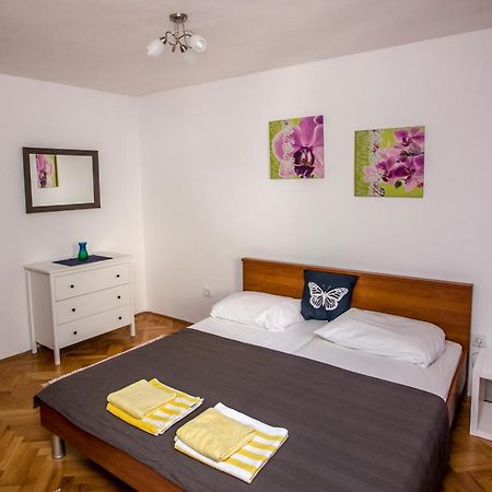 Apartment Omis Holiday Buitenkant foto